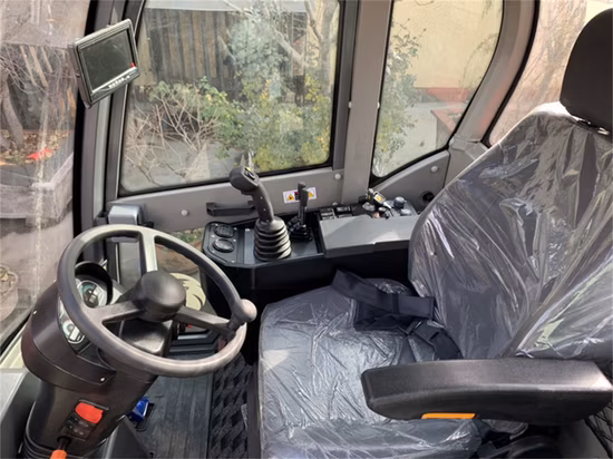 Proveedor de China Hzm Compacto/Articulado/Multifuncional con CE/Euro 5 Cubo de motor/Horquilla/Accesorios/Cabina/Rops/Barra antivuelco 816 Minicargador para Ventas/Jardín